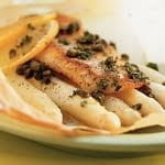 Asperges met roodbaars en kappertjes