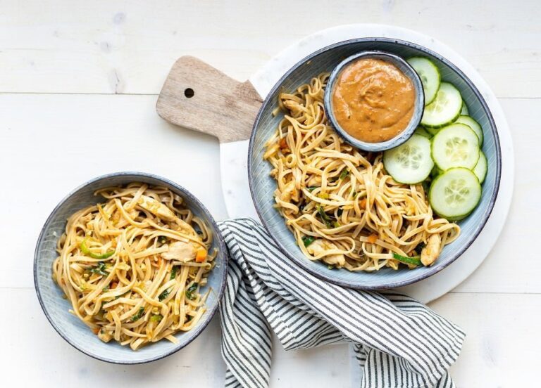 Bami met zelfgemaakte satesaus