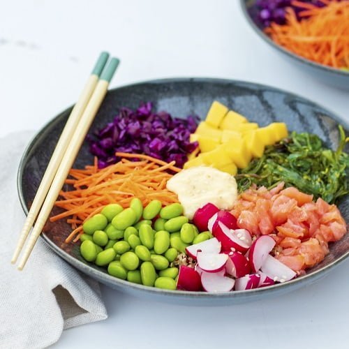 Poke bowl met zalm sojaboontjes en mango