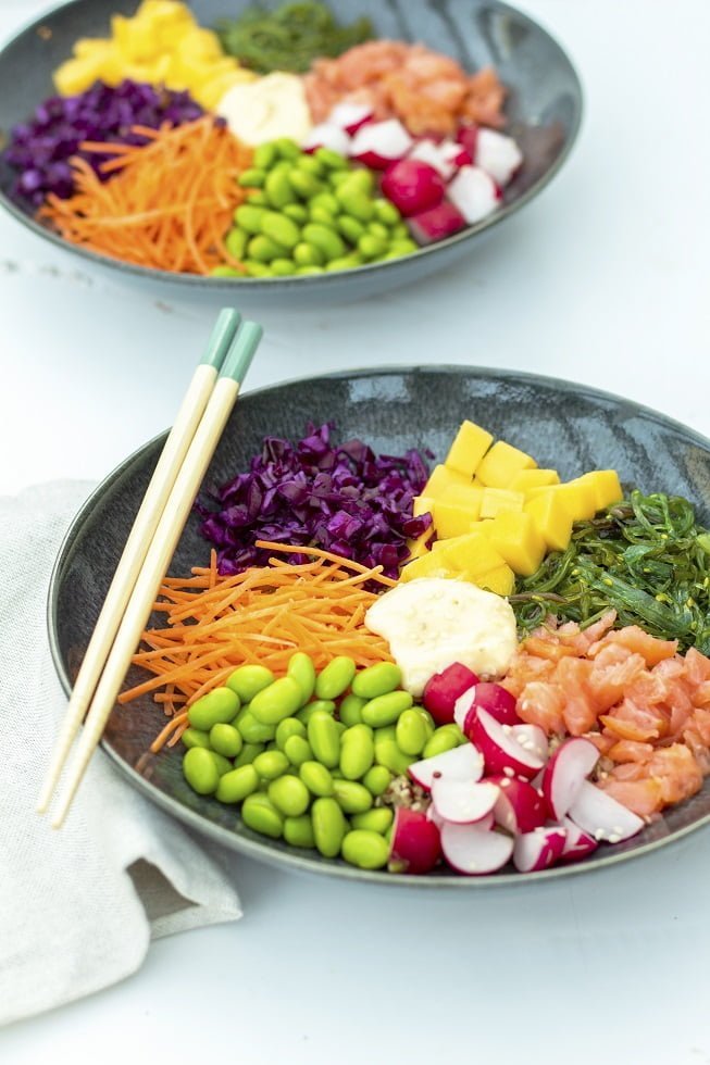 Poke bowl met zalm sojaboontjes en mango